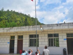 全校3个孩子1名老师升旗高唱国歌 用铿锵嗓音高唱国歌，网友夸赞“犹如千军万马”！！