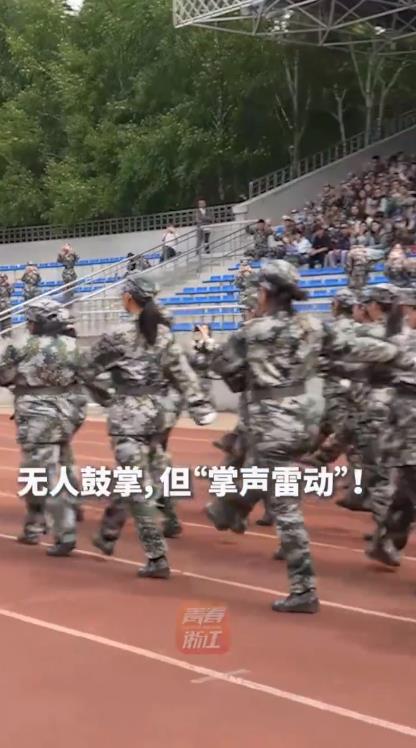 看似鸦雀无声实则掌声如雷