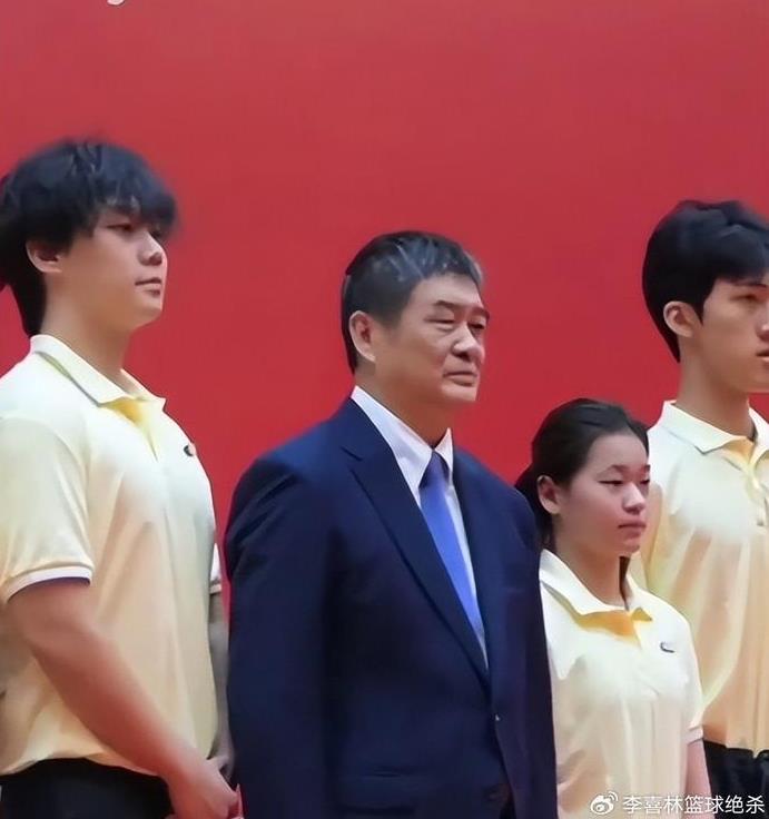 全红婵开学典礼站C位授章