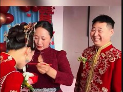 丈母娘哽咽给新娘喂饺子 新郎秒变脸 这是什么情况？