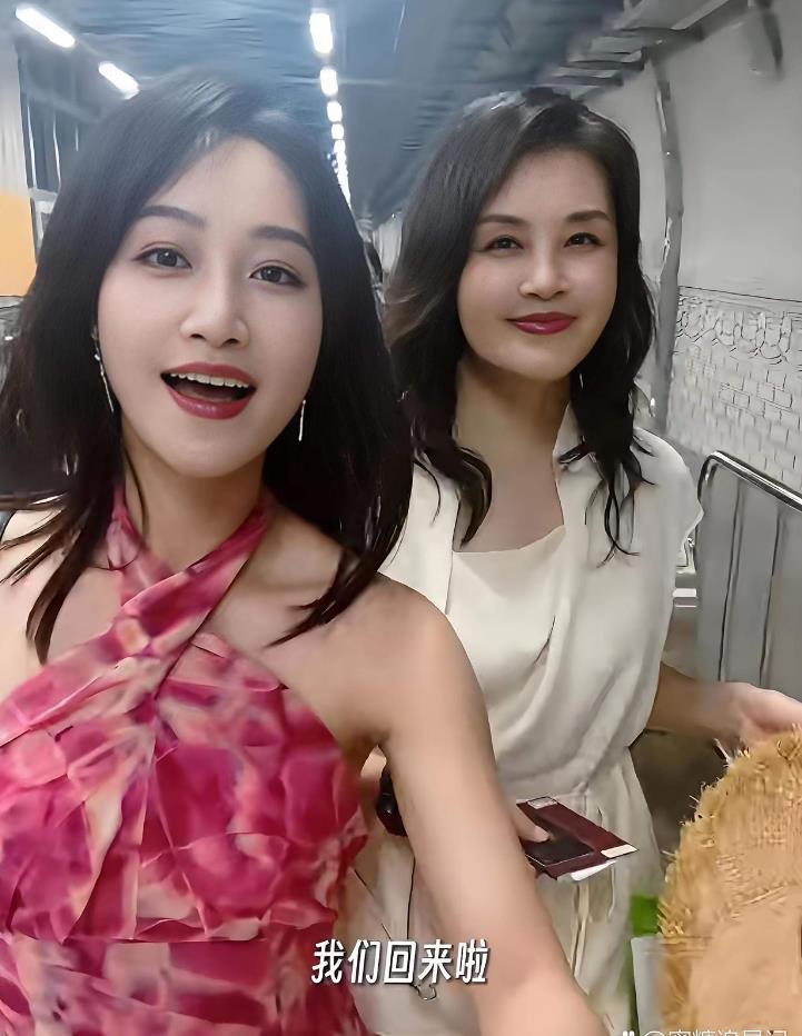 35岁蓝盈莹和60岁妈妈同框旅游似闺蜜 