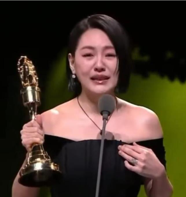小S夺金钟奖 后台崩溃大哭