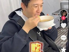 黄晓明晒增肥过程 腹肌变大肚腩  这是什么情况？