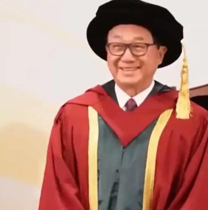 82岁影帝许冠文一年获2个博士学位