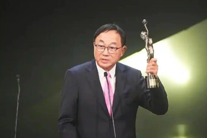 82岁影帝许冠文一年获2个博士学位