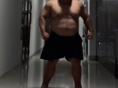 340斤男生展示8块腹肌走红 这是什么情况？