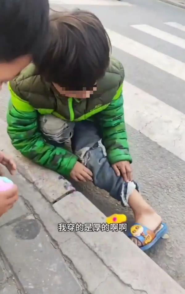 西安7岁女孩寒风中穿凉鞋路边捡吃的