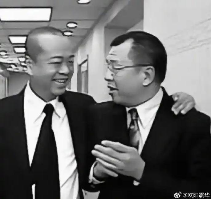 欧阳震华与苗侨伟为许绍雄扶灵