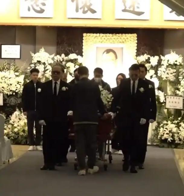 欧阳震华与苗侨伟为许绍雄扶灵