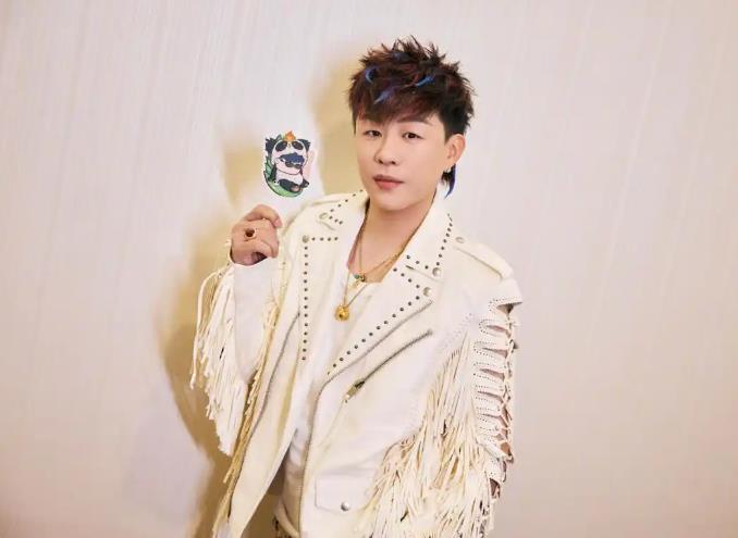 胡彦斌易梦玲海边拥吻恋情曝光