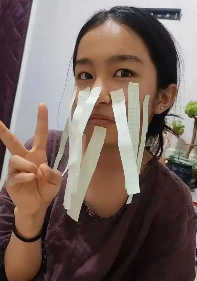 男童坠冰窟 小姑娘喊“我下去救”