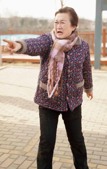 60岁退休干部拍短剧 成竖店容嬷嬷