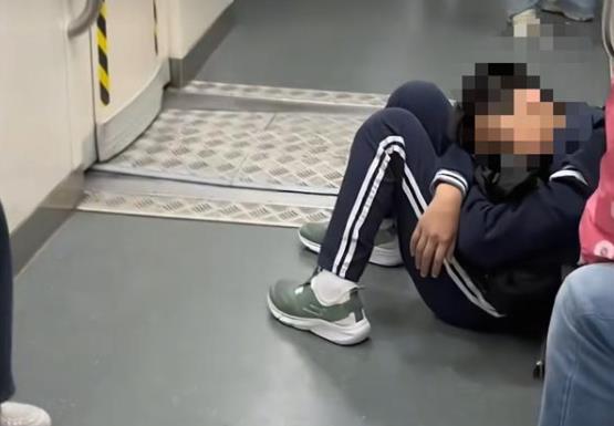 小孩哥坐地铁上学睡过23个站