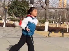 12岁“小孩姐”舞剑行云流水太飒了 这是什么情况？
