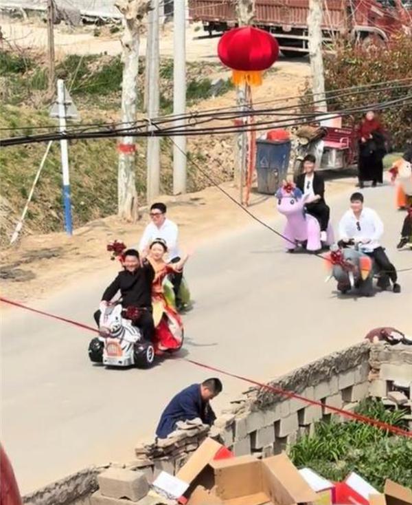 00后新婚夫妻用摇摇车接亲 