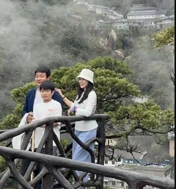 佟大为带家人到三清山游玩被偶遇