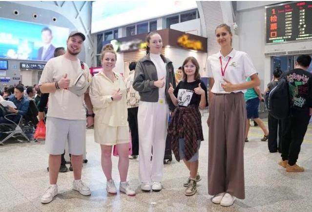 高铁车厢里全是外国人 