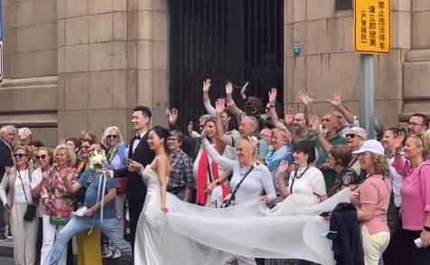 新人拍婚纱照被外国游客围观祝福