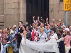 新人拍婚纱照被外国游客围观祝福 这是什么情况？