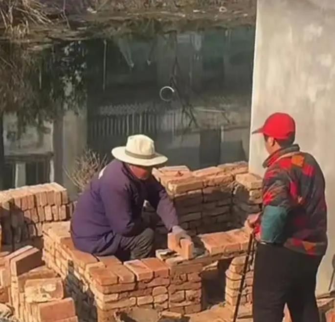 爷爷得知孙女怀孕立刻搭了个鸡窝