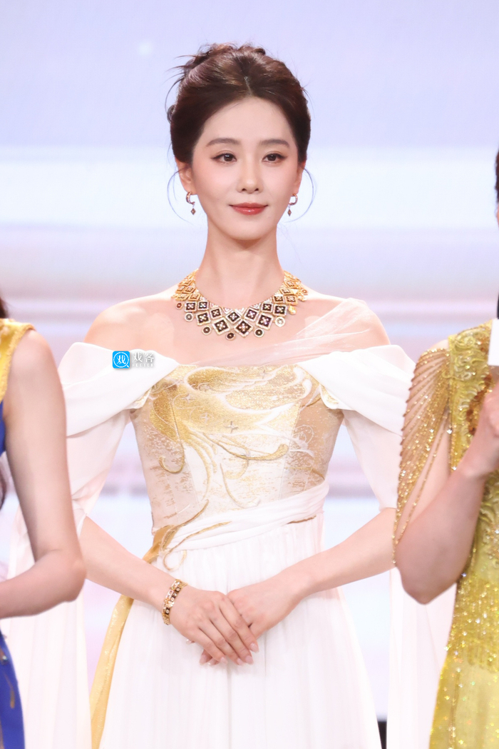 刘诗诗北影节闭幕式出场如仙女下凡 