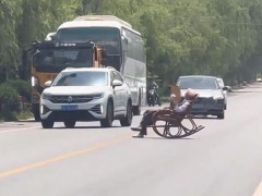 大爷躺马路中间晒太阳 车辆纷纷避让 大爷为何如此“任性”？真相让人哭笑不得