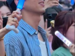 李现再度现身五月天演唱会 这是什么情况？