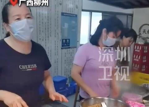 柳州一小店给受灾群众免费供应螺蛳粉