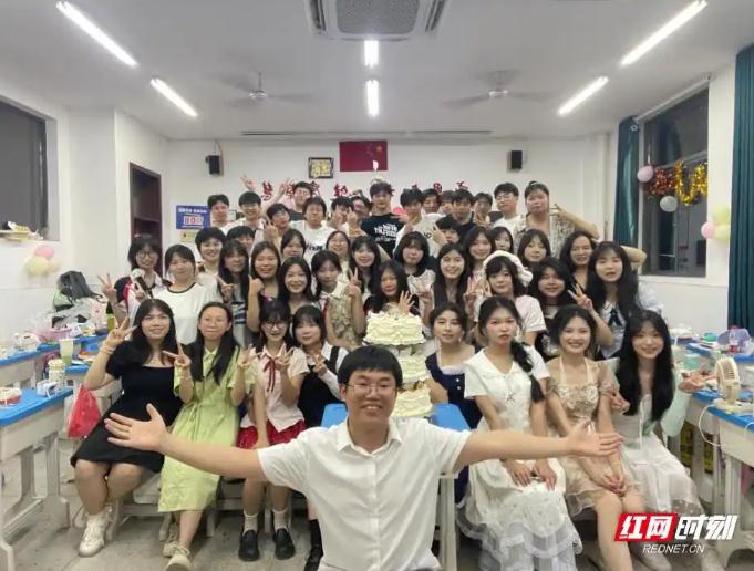 00后班主任把垫底班带到年级第一