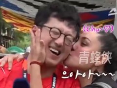 韩国男记者被墨西哥女球迷搂住强吻,被女球迷当街抱着猛亲