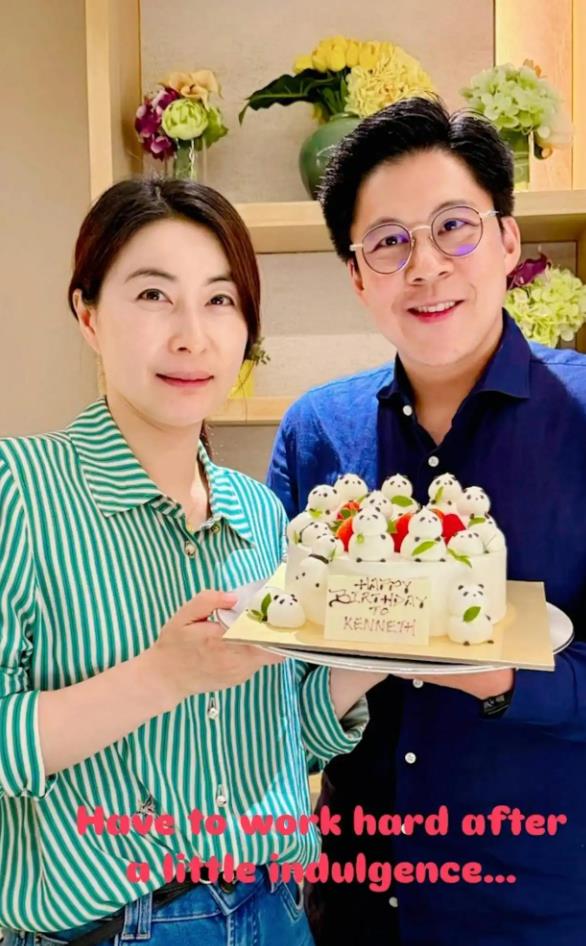 郭晶晶手捧蛋糕为霍启刚庆47岁生日