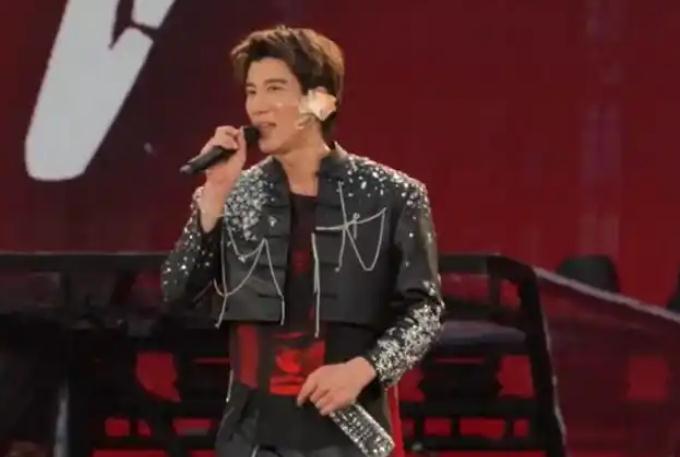 王力宏演唱会摔倒 面部出血