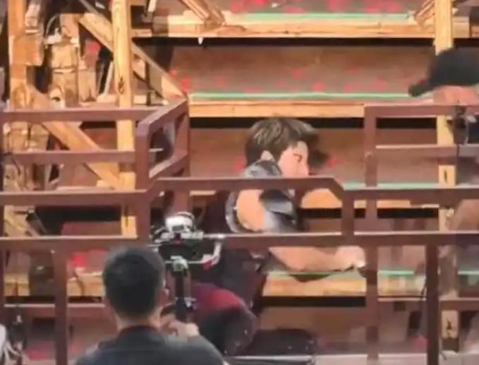 王力宏演唱会摔倒 面部出血