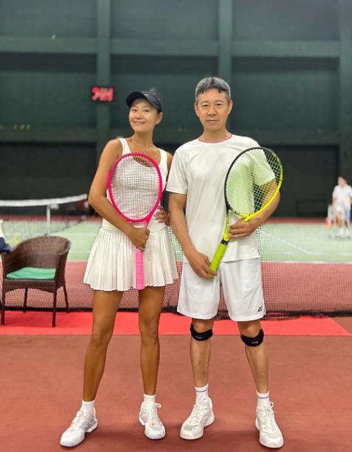 瞿颖晒与张丰毅合影