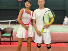 瞿颖晒与张丰毅合影 这是什么情况？