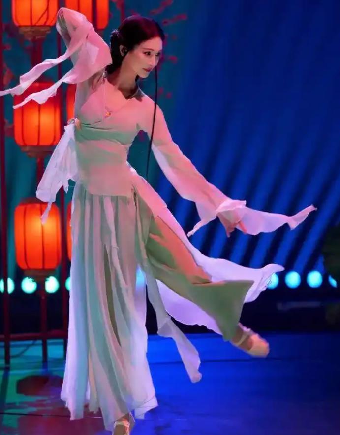 金晨车祸风波后首次亮相综艺
