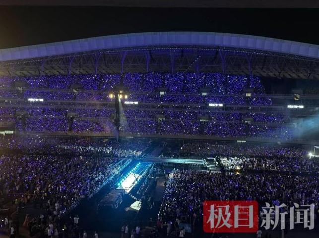 谢霆锋演唱会上对天空说谢谢你
