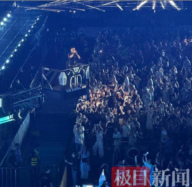 谢霆锋演唱会上对天空说谢谢你