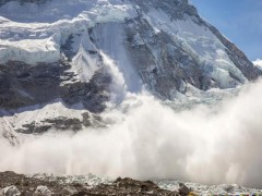 8000米高峰雪崩 10人登山队失联 队内还有一位中国登山爱好者！