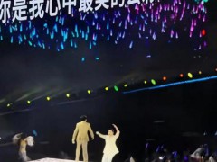 凤凰传奇成都演唱会秒变雨中蹦迪 这是什么情况？
