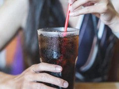 一天5瓶可乐喝成60岁脸  这是什么情况？