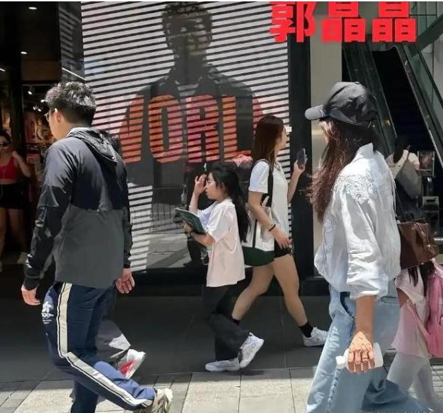 郭晶晶大女儿边走路边看书