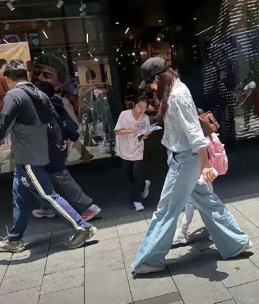 郭晶晶大女儿边走路边看书