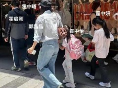 郭晶晶大女儿边走路边看书 这是什么情况？