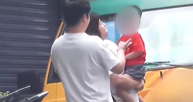 44岁Selina接娃放学大变样