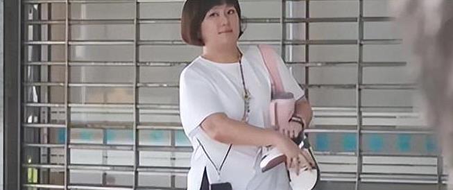 44岁Selina接娃放学大变样