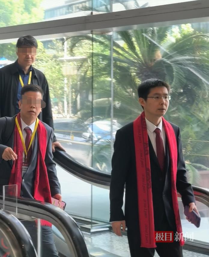 王兴兴披红围巾现身宇树上市仪式
