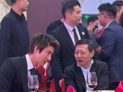 宇树科技上市庆功照流出 王兴兴与沈南鹏同框！