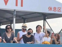 王菲李嫣一起看窦靖童演出，母女三人同框的画面被不少网友拍到！