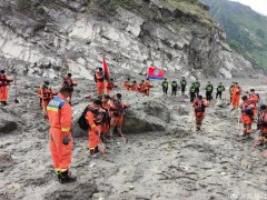 西藏吉隆举行泥石流灾害哀悼活动，多方人员向遇难者默哀